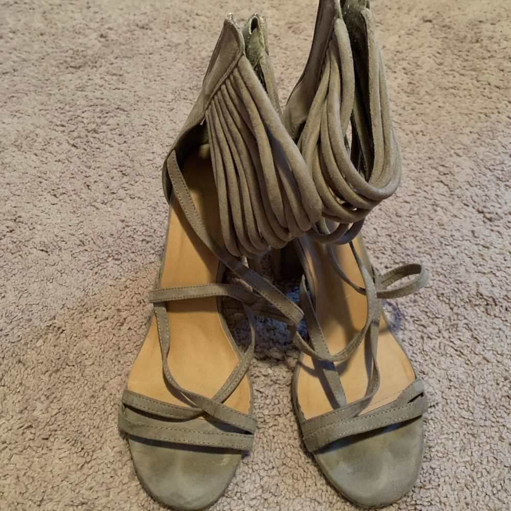 Heels - Picture 2 of 2